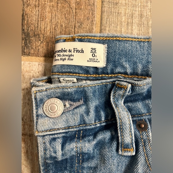 🆕 NWT Abercrombie & Fitch The 90’s Straight Ultra High Rise Curve Love 25 Short - Picture 5 of 5